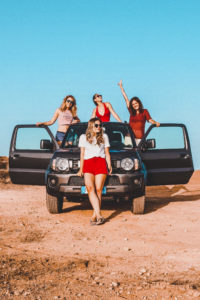 quattro ragazze sorridenti su una jeep durante un on the road in Corsica -Corsica: 10 consigli pratici