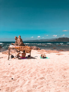 gazebo fatto a mano con materiali trovati sulla spiaggia, Corsica, Propriano - Corsica: 10 consigli pratici