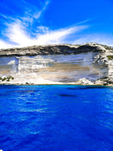 Le bianche scogliere di Bonifacio, Corsica ed in contrasto il profondo blu del mare - Corsica: 10 consigli pratici