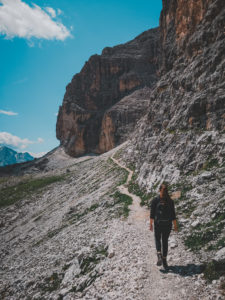 ragazza percorre il panoramico sentiero 638 direzione Piz Boè, Alta Badia