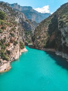 cosa vedere tra provenza e camargue - le gole del Verdon in Provenza con in mezzo il fiume verde che finisce nel lago Sainte Croix