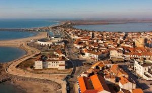 La città di Saintes Maries de la Mer vista dall'alto