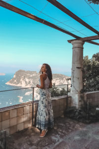 ragazza affacciata al belvedere di Villa San Michele ad Anacapri