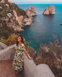 giardini di augusto di Capri al tramonto. Una ragazza affacciata la belvedere con un vestito con i limoni