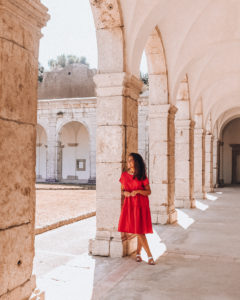 ragazza sotto gli archi della certosa di Capri