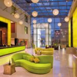 lobby colorata con vetri Traders Hotel Abu Dhabi