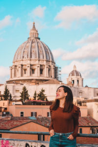 ragazza con la Basilica di San Pietro Sullo Sfondo. Panorama dal Binario Morto della Stazione di San Pietro