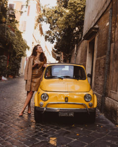 Ragazza con una fiat cinquecento antica a Via Margutta, Roma uno dei posti Instagrammabili di Roma