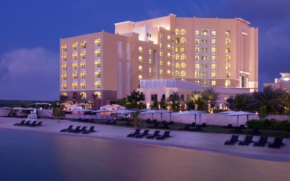 esterno con spiaggia in notturna Traders Hotel Abu Dhabi