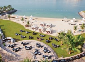 esterno con giardino e spiaggia Traders Abu Dhabi
