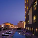 piscina esterna di notte Traders Hotel Abu Dhabi