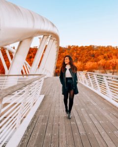 Una ragazza può Ponte della Musica di Roma in Autunno. 