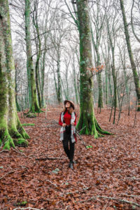 ragazza nella faggeta del monte cimino nella Tuscia