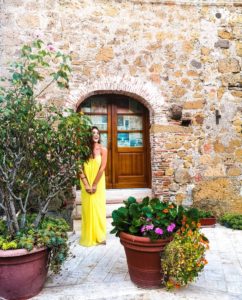 ragazza con vestito giallo a Pianiano borgo della Tuscia