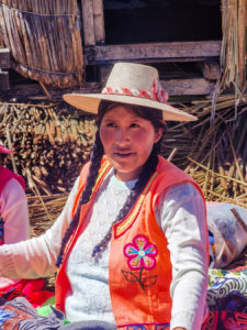 Visitare il Lago Titicaca dormendo ospiti di una famiglia locale donna del popolo Uros