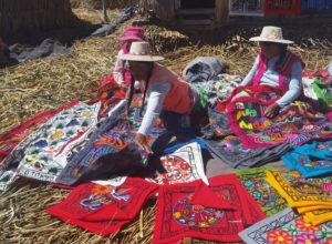 Visitare il Lago Titicaca dormendo ospiti di una famiglia locale popolo Uros