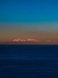 vista della cordillera andina dal lago titicaca