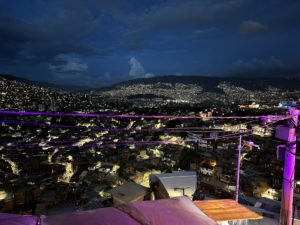 Medellin di notte da la comuna13